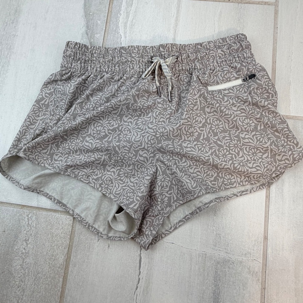Vuori Clementine Shorts Womens Small Grey Floral Paisley Running Athletic VW3000